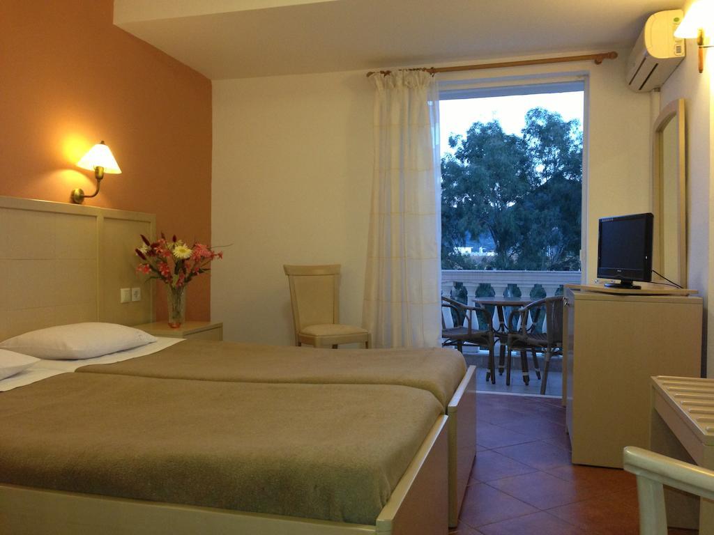 Three Stars Beach Hotel Moraitika Room photo