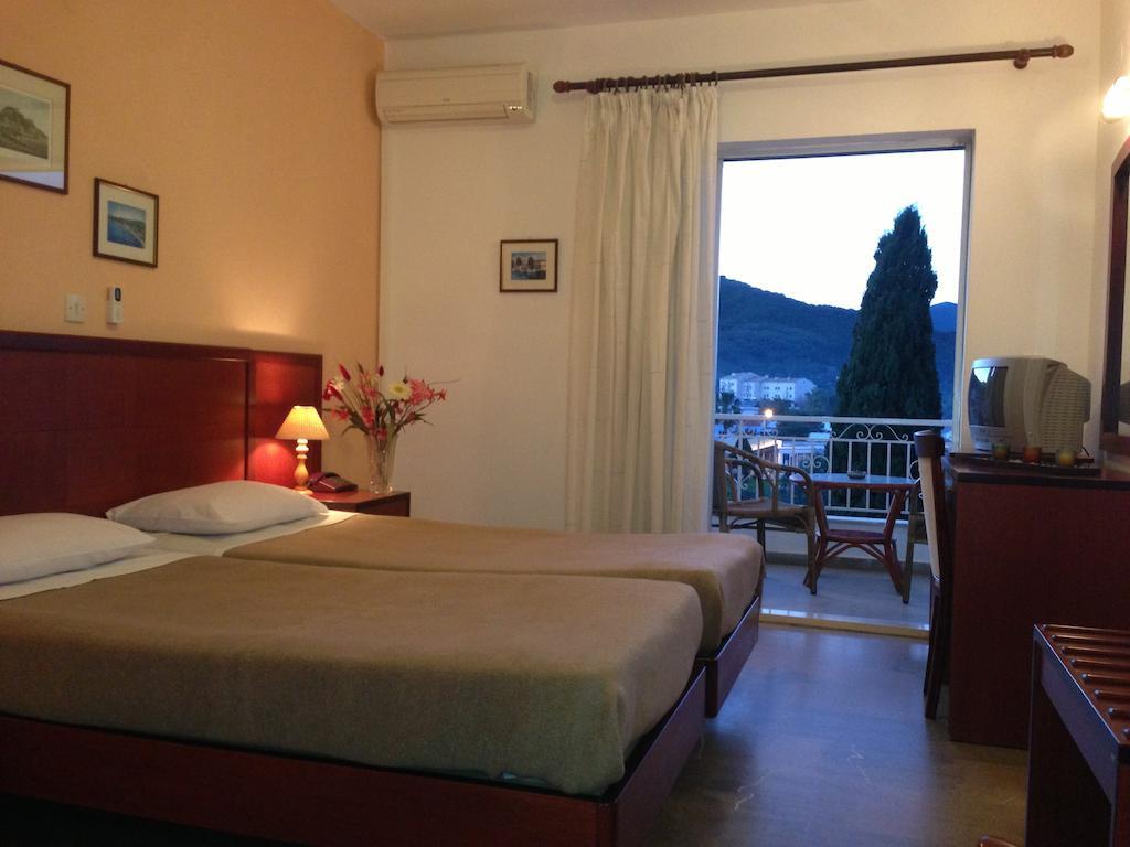 Three Stars Beach Hotel Moraitika Room photo